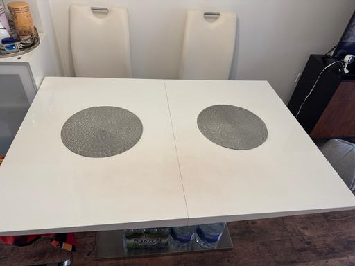 Buy & Sell Essex Harlow - Photos for Dining Table