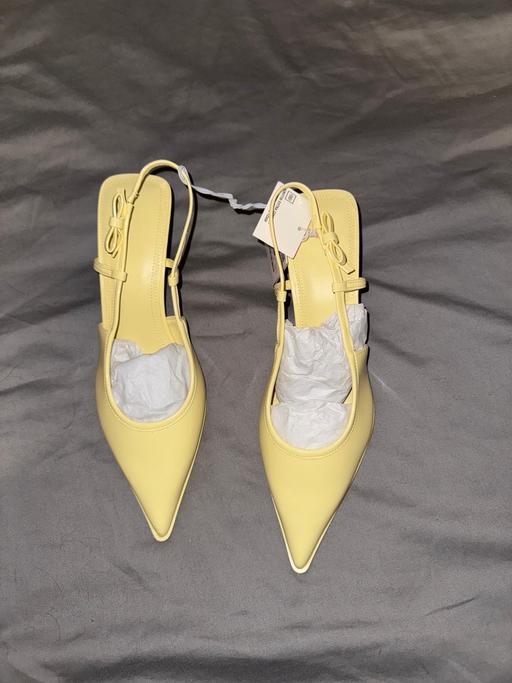 Buy & Sell Warwickshire North Warwickshire - Photos for Bershka lemon yellow kitten court heel size 6