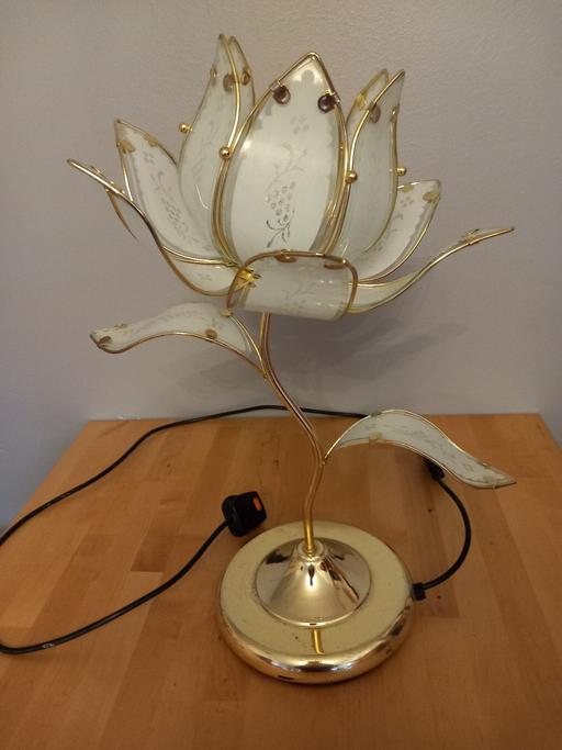 Buy & Sell Essex Maldon - Photos for lovely glass flowered design table lamp