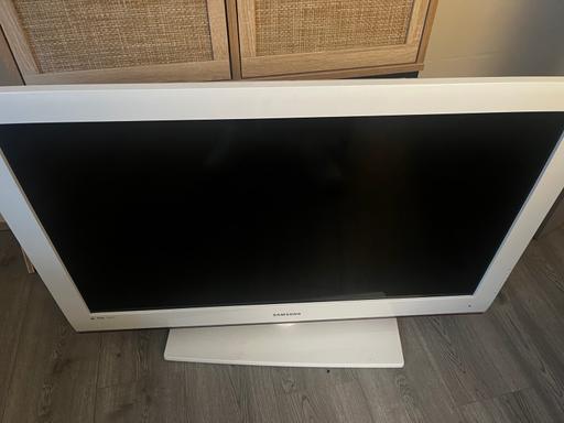 Buy & Sell West Yorkshire Kirklees - Photos for White Samsung tv with stand