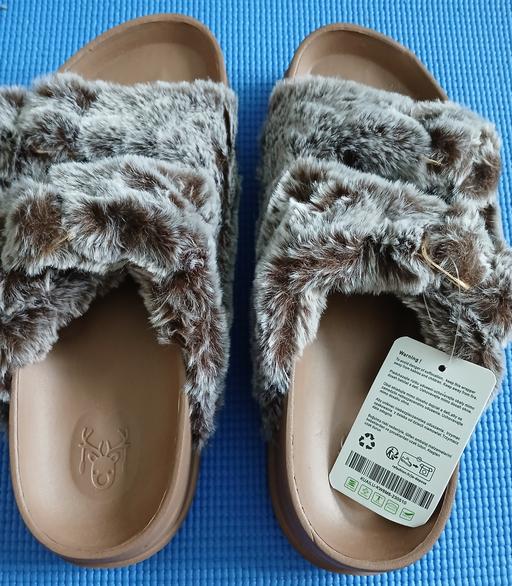 Buy & Sell West London Hounslow - Photos for KUAILU Ladies Size 9 slide on slippers