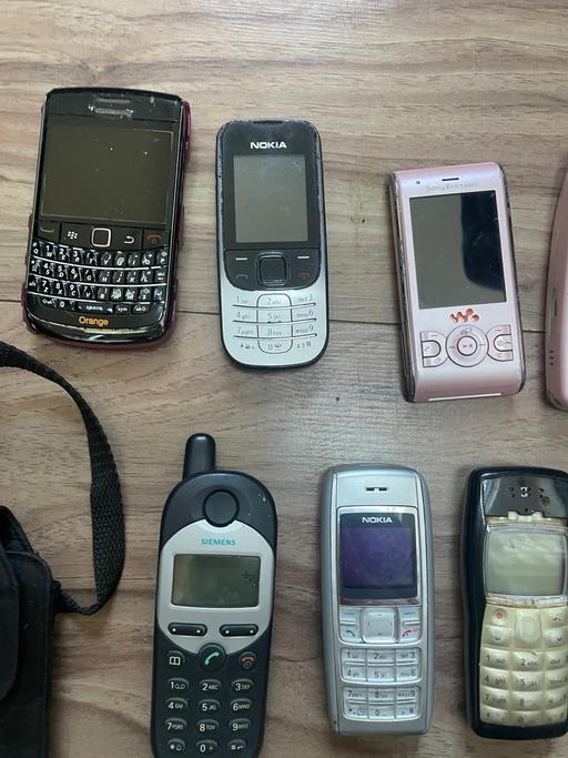 Buy & Sell South West London Clapham Junction - South West London - Photos for Old fones, cases, chargers (JobLot)