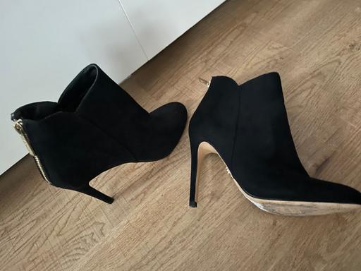 Buy & Sell Surrey Runnymede - Photos for Suede high heeled boot shoes