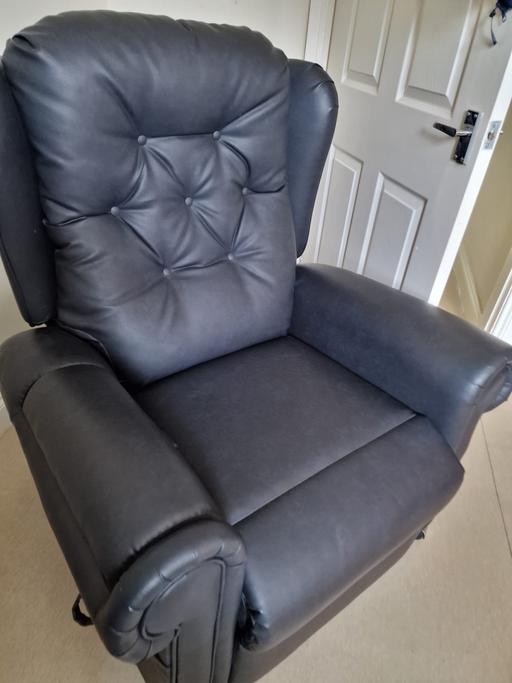 Buy & Sell West Midlands Wolverhampton - Photos for Willowbrook Hanbury electric riser recliner