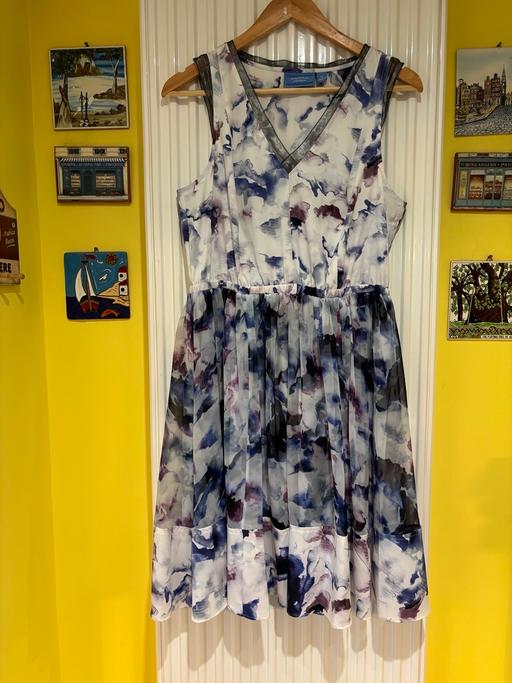 Buy & Sell Wiltshire Swindon - Photos for Simply Vera Wang size medium dress