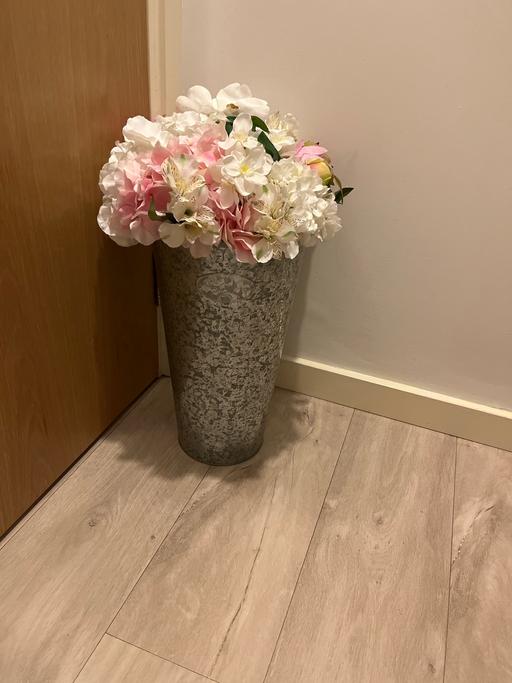 Buy & Sell West London North Kensington - W11 - Photos for Bunch of flower in vase