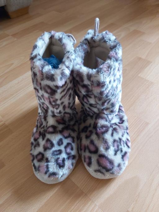 Buy & Sell Carmarthenshire - Wales Llwynhendy - Carmarthenshire - Photos for Brand new slipper boots