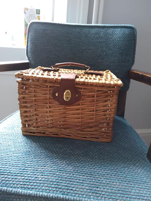 Buy & Sell South East London Blackfen - South East London - Photos for Small Wicker Basket