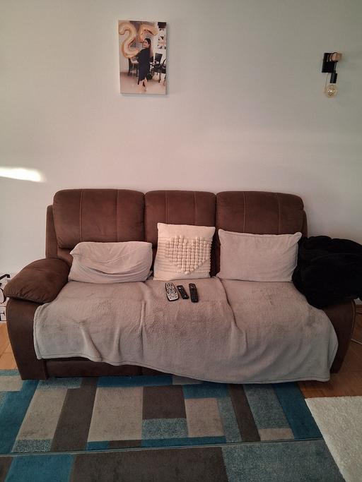 Buy & Sell West Midlands Wolverhampton - Photos for 3 seater electric recliner sofa (1 side used)