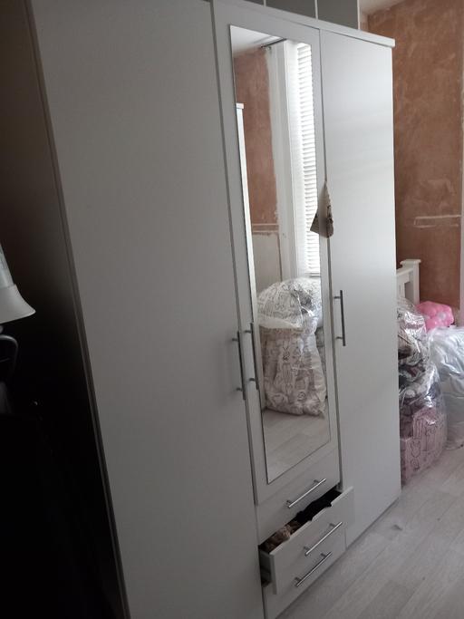 Buy & Sell South East London Camberwell - South East London - Photos for WHITE WOODEN MIRRORED WARDROBES