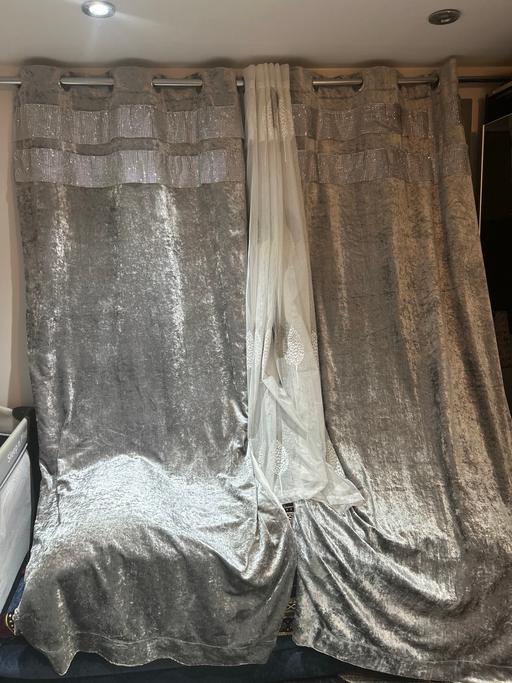 Buy & Sell West London Hounslow - Photos for Pair of velvet curtains with matching bedsp