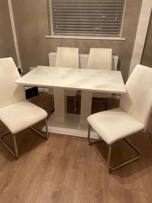 Buy & Sell Merseyside Liverpool - Photos for White gloss table and chairs