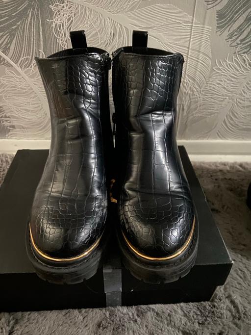 Buy & Sell Surrey Epsom and Ewell - Photos for Gold rim Chelsea boots