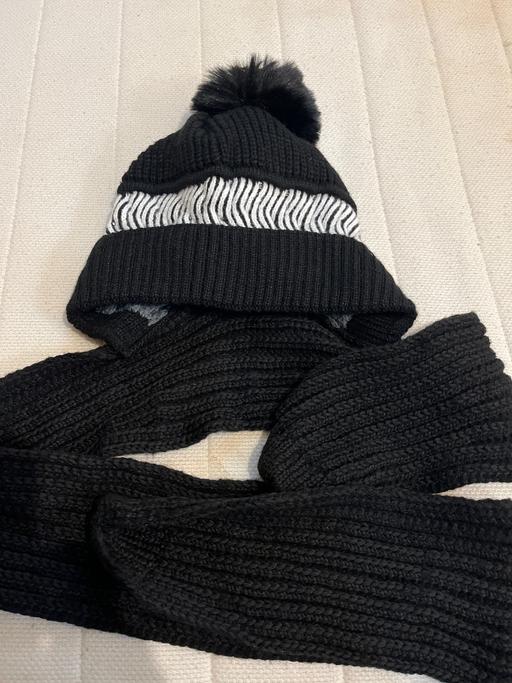 Buy & Sell South West London Kingston upon Thames - Photos for Knitted Integrated Cap Scarf