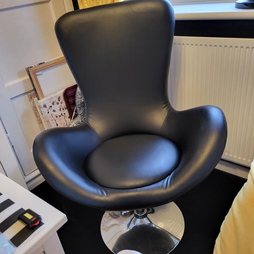 Buy & Sell West Midlands Walsall - Photos for CHAIR SWIVELS IN VERY GOOD CONDITION