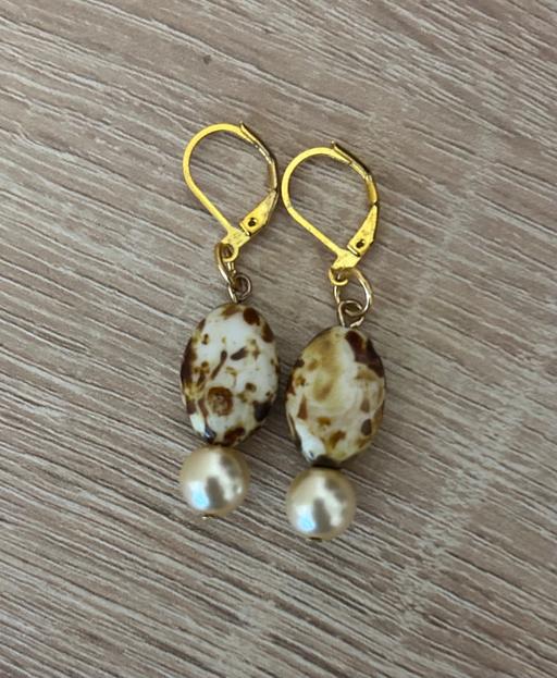 Buy & Sell Hertfordshire Dacorum - Photos for Brown faux shell and pearl earrings