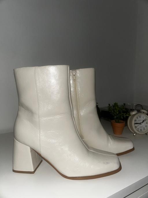 Buy & Sell Essex Basildon - Photos for Cream Boots