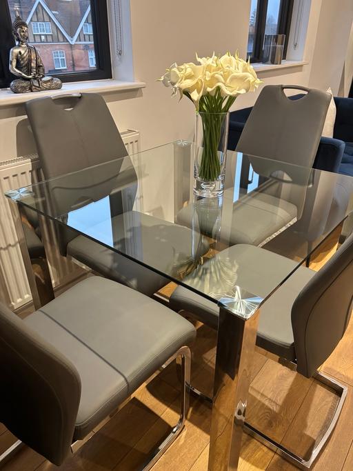 Buy & Sell Hertfordshire Broxbourne - Photos for Dining table and 4 leather chairs 