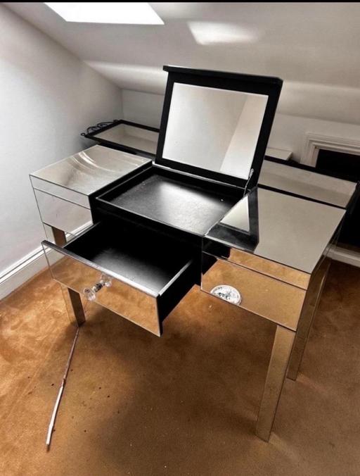 Buy & Sell East London Seven Kings - East London - Photos for MIRRORED DRESSING TABLE