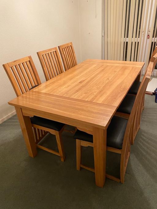 Buy & Sell West Midlands Walsall - Photos for Solid oak dining table and 6 chairs