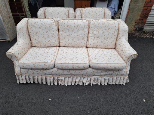 Buy & Sell Tyne and Wear Sunderland - Photos for Settee and 2 Armchairs / 3 Piece Suite