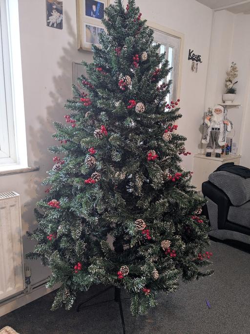 Buy & Sell Cheshire West and Chester Ellesmere Port - Cheshire West and Chester - Photos for 6.5ft snowy berry pinecone tree