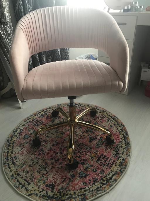 Buy & Sell South East London Upton - South East London - Photos for Pink chair with rug