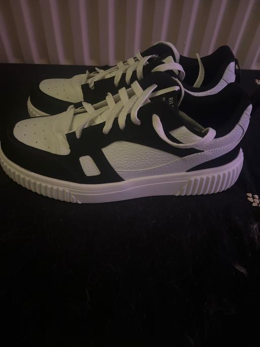 Buy & Sell East London Cambridge Heath - East London - Photos for Black and white trainers