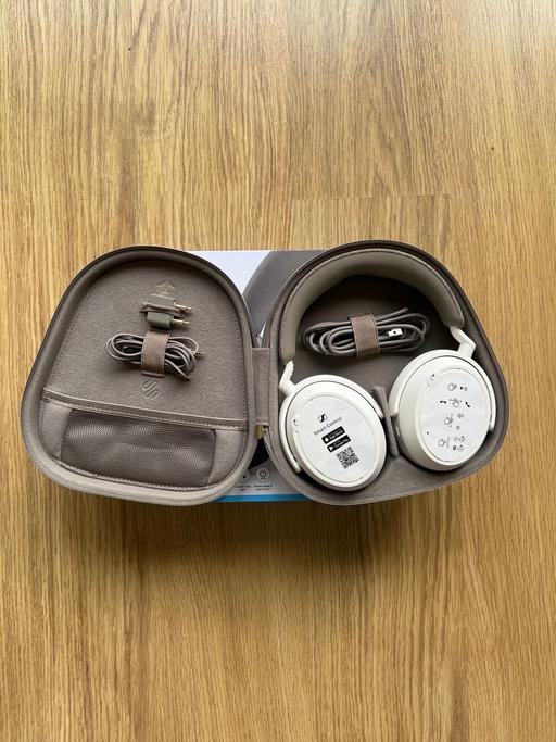 Buy & Sell West London Hillingdon - Photos for Sennheiser Momentum 4 Wireless Headphones