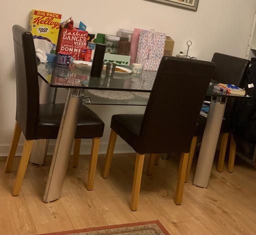 Buy & Sell Essex Brentwood - Photos for Dinner table and four chairs