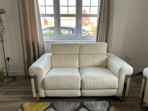 Buy & Sell Wokingham Woosehill - Wokingham - Photos for Harvey's White Leather Electric Recliner Sofa