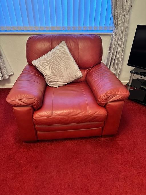 Buy & Sell Greater Manchester Wigan - Photos for Leather sofa 7 ft long and two chairs