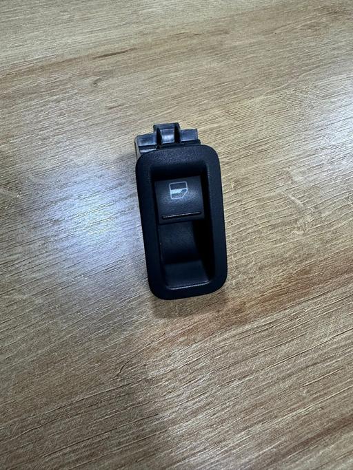 Vehicles West Yorkshire Calderdale - Photos for GENUINE VW POLO PASSENGER SIDE WINDOW SWITCH