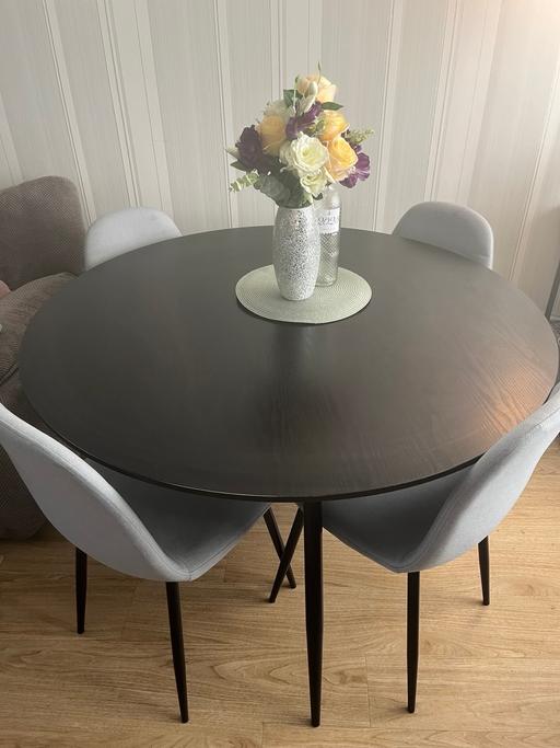 Buy & Sell Hertfordshire Dacorum - Photos for Black round dining table w/ 4 grey chairs