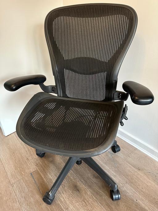 Buy & Sell East London Bow Church - DLR Station - East London - Photos for Black Herman Miller Aeron chair size C