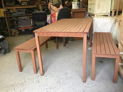 Buy & Sell Surrey Reigate and Banstead - Photos for GARDEN TABLE AND 2 BENCHES