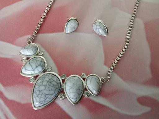 Buy & Sell Essex Southend-on-Sea - Photos for White metal faux marble necklace set