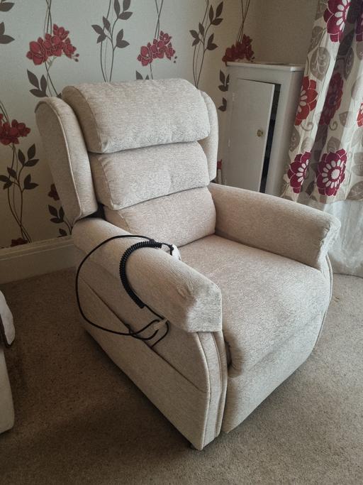 Buy & Sell Lancashire Blackburn with Darwen - Photos for OAK TREE MOBILITY RISE & RECLINE CHAIR