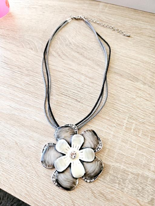 Buy & Sell South Yorkshire Doncaster - Photos for Large flower Necklace.