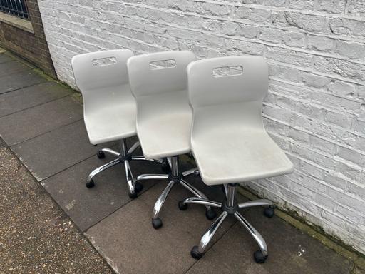 Buy & Sell West London West Kensington - West London - Photos for Titan white swivel classroom chairs