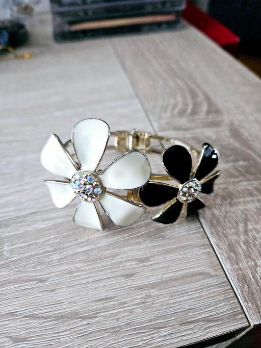 Buy & Sell South Yorkshire Doncaster - Photos for Hinged flower bracelet