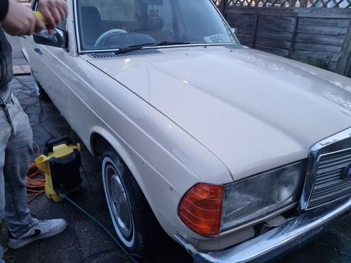 Vehicles North London Bowes Park - North London - Photos for A CLASSIC MERCEDES 123 SERIES ULEZ FREE