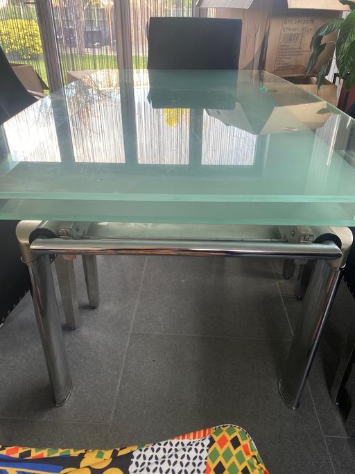 Buy & Sell Essex Epping Forest - Photos for Glass extendable dinning table and chair 