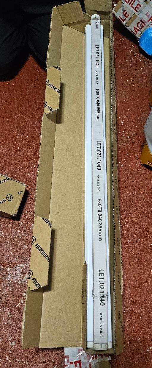 Buy & Sell Staffordshire Stoke-on-Trent - Photos for 3ft Fluorescent Batten Fitting +Tube