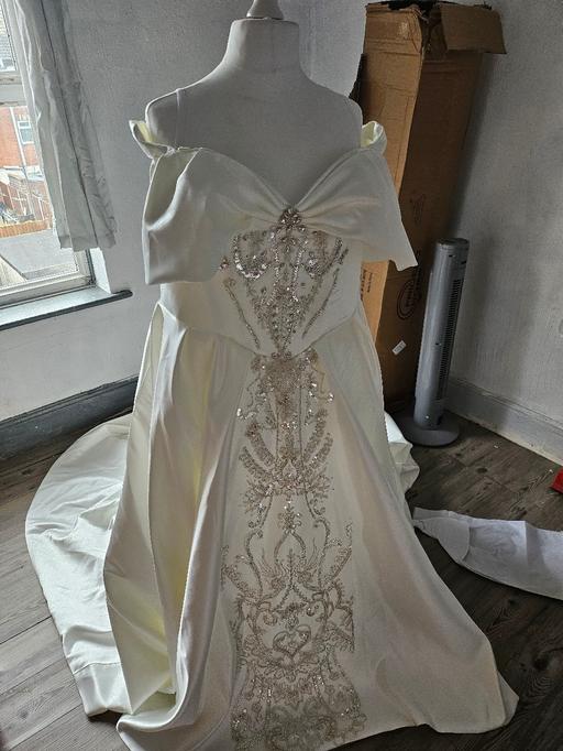 Buy & Sell Essex Tendring - Photos for beautiful satin wedding dress