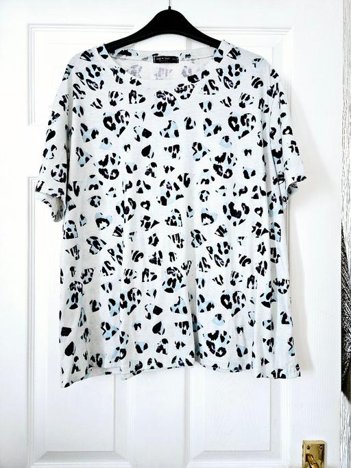 Buy & Sell South Yorkshire Doncaster - Photos for patterned T-shirt, size 18.