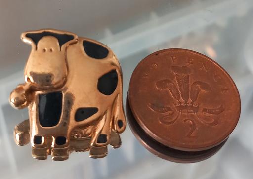 Buy & Sell Thatto Heath Saint Helens - Photos for vintage gold plated dairy cow badge
