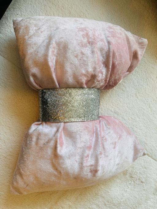 Buy & Sell South East London Thamesmead - South East London - Photos for Bow cushion