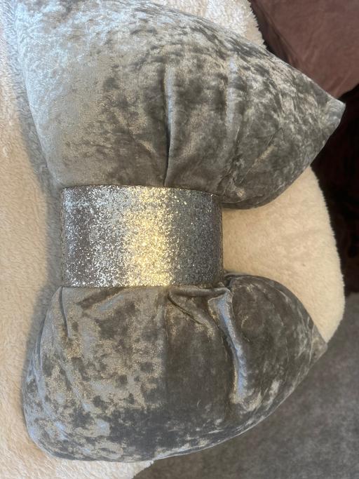 Buy & Sell South East London Thamesmead - South East London - Photos for Silver bow cushion