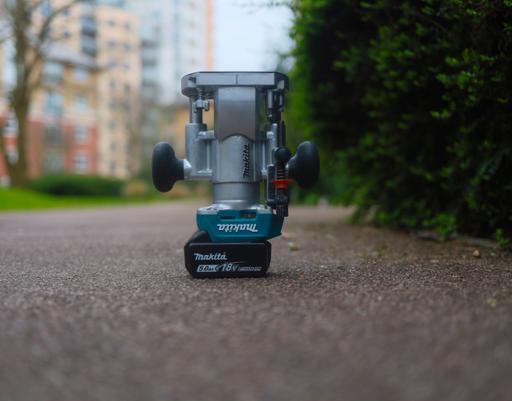 Buy & Sell South East London Croydon - Photos for makita router+battery 5ah 18v